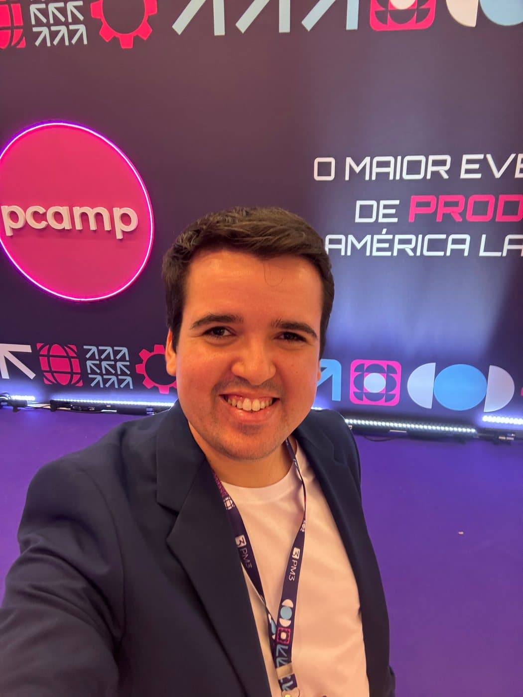 Tiago Costa palestrando no palco do Startup Summit